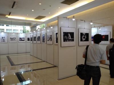 上海書畫展覽展示活動(dòng)布置 掛畫白色展示板架子出租安裝與數(shù)字化服務(wù)應(yīng)用